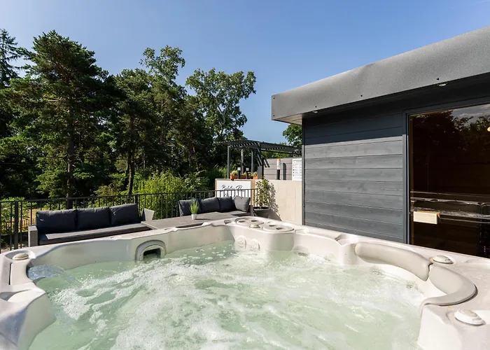 Balaton Flow شقة فندقية 4*